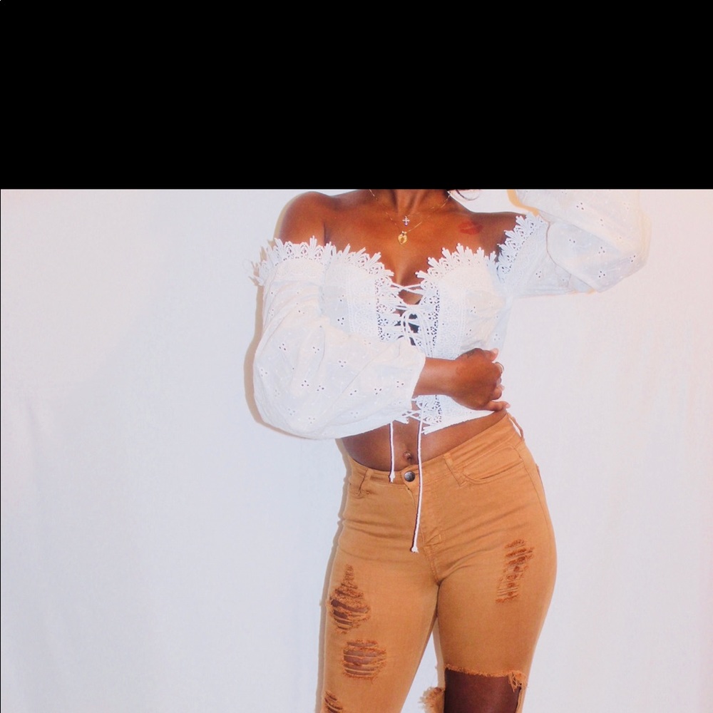 White laced crop to in sizes 2, 4, 6, 8 , !!
